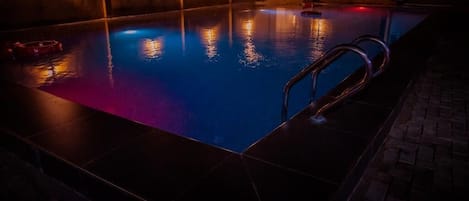 2 piscines extérieures, cabanons gratuits, maßtres-nageurs sur place