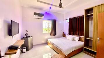 Traditional Apartment | Desk, laptop workspace, free WiFi