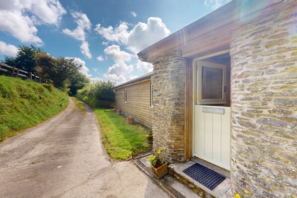 Un edificio de piedra con un letrero que dice 'Hillway Lodge'.
