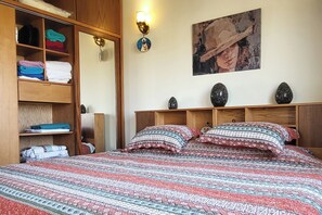 1 habitación, tabla de planchar con plancha, wifi y ropa de cama 