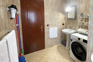 Douche, sèche-cheveux, serviettes fournies, papier toilette