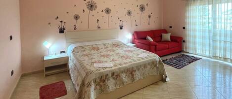 2 chambres, fer et planche à repasser, Wi-Fi, draps fournis