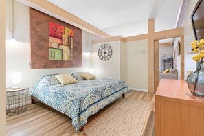 1 bedroom, iron/ironing board, WiFi, bed sheets - Cozy Stay with European Charm (Palm Coast)