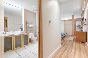 Shower, hair dryer, towels, soap - Cozy Stay with European Charm (Palm Coast)