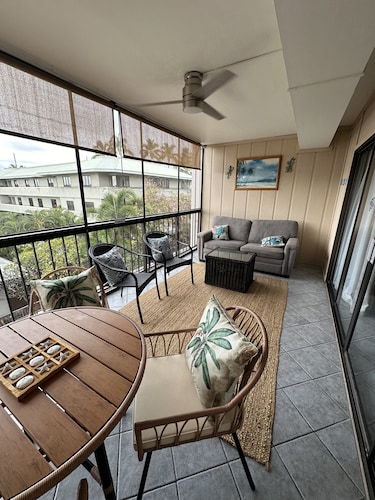 Updated condo with air conditioning in the heart of downtown Kona.