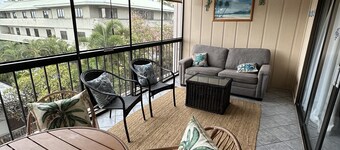 Updated condo with air conditioning in the heart of downtown Kona.