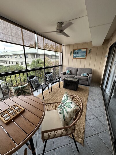 Updated condo with air conditioning in the heart of downtown Kona.