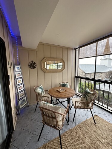 Updated condo with air conditioning in the heart of downtown Kona.