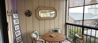 Updated condo with air conditioning in the heart of downtown Kona.