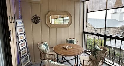 Updated condo with air conditioning in the heart of downtown Kona.