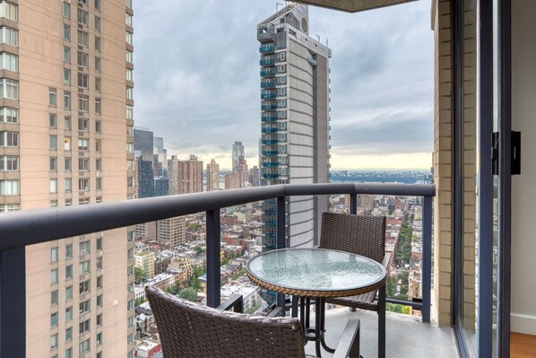 Outdoor dining - Great Midtown 2BR w/ Gym & Doorman, nr Theater District, by Blueground (Midtown)
