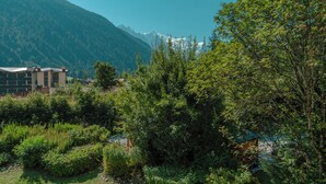 A mountainous landscape with a building in the foreground and a clear sky. - Le Cristal MB6 View, Pool, Private Sauna, Parking & Free WiFi, Argentière (Chamonix), France (Argentière (Chamonix))