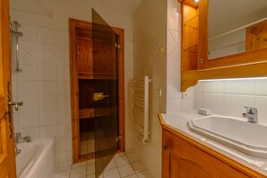 Combined shower/bathtub, towels - Résidence Le Cristal - Mont Blanc 6, Argentière (Chamonix), France (Argentière (Chamonix))