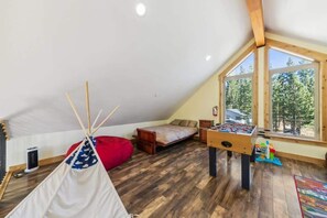 5 bedrooms, iron/ironing board, travel cot, free WiFi - EchoView Lodge: Hot Tub, Pet Friendly, Game Room (South Lake Tahoe)