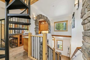 Interior - EchoView Lodge: Hot Tub, Pet Friendly, Game Room (South Lake Tahoe)