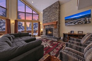 Smart-tv, pejs, dvd-afspiller, bordfodbold