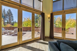 Smart TV, fireplace, DVD player, foosball - 5Br Mountain Home, Hot Tub, Walk-to-Trails, 9 Beds, Game Room, Dog Friendly and Fully Fenced (South Lake Tahoe)