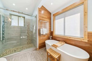 Hair dryer, towels - EchoView Lodge: Hot Tub, Pet Friendly, Game Room (South Lake Tahoe)