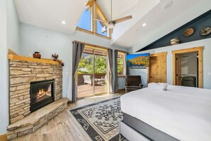 5 bedrooms, iron/ironing board, travel cot, free WiFi - EchoView Lodge: Hot Tub, Pet Friendly, Game Room (South Lake Tahoe)