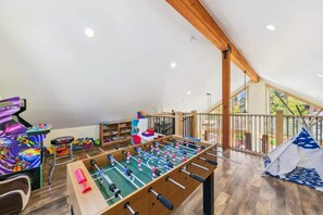 Games room - EchoView Lodge: Hot Tub, Pet Friendly, Game Room (South Lake Tahoe)