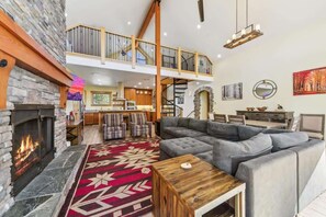 Smart TV, fireplace, DVD player, table football - EchoView Lodge: Hot Tub, Pet Friendly, Game Room (South Lake Tahoe)
