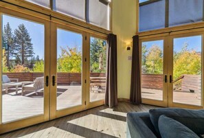 Smart TV, fireplace, DVD player, table football - EchoView Lodge: Hot Tub, Pet Friendly, Game Room (South Lake Tahoe)