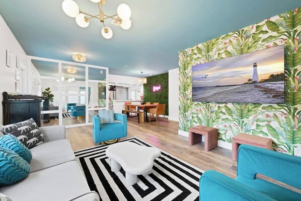 Smart TV, chimenea, consola de videojuegos y libros 