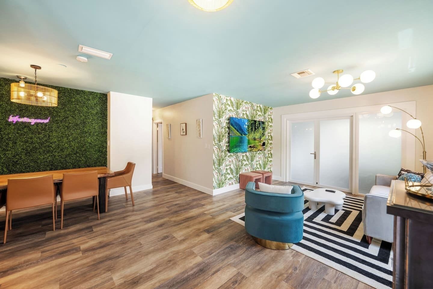 TV connectée, cheminée, console de jeux vidéo, livres