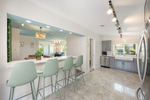 Interior - Huge Heated Pool! HotTub,Fire Pit,Ice Bath,Putting Green,N64,5 Mins to the Beach (Fort Lauderdale)