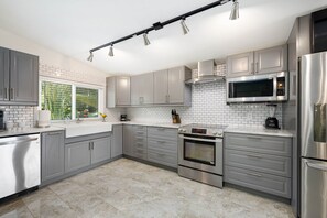 Fridge, microwave, oven, stovetop - Huge Heated Pool! HotTub,Fire Pit,Ice Bath,Putting Green,N64,5 Mins to the Beach (Fort Lauderdale)