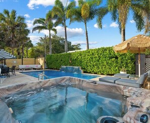 Alberca al aire libre y alberca climatizada