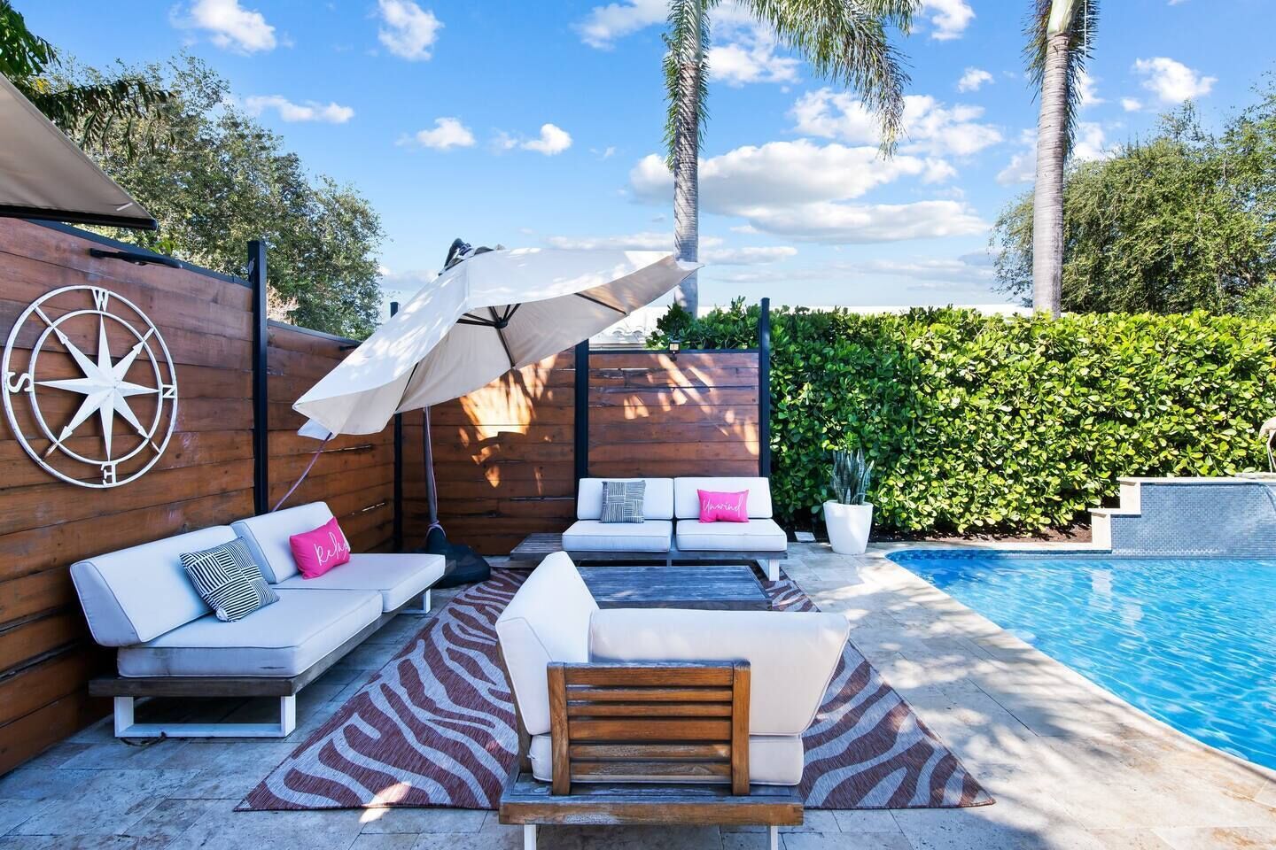 Utendørsbasseng og et oppvarmet basseng