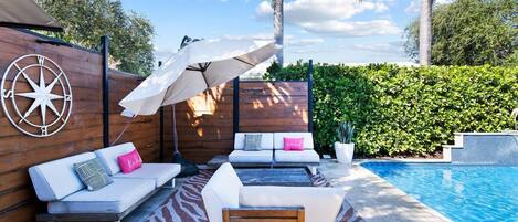 Alberca al aire libre y alberca climatizada