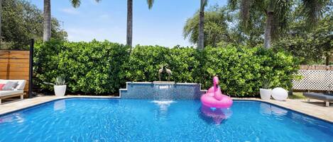 Een buitenzwembad, een verwarmd zwembad