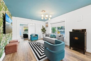 Smart TV, chimenea, consola de videojuegos y libros 