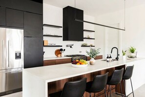 Fridge, microwave, oven, stovetop - Summer rooftop deck, gourmet kitchen, minutes to Gulch & Broadway (Nashville)