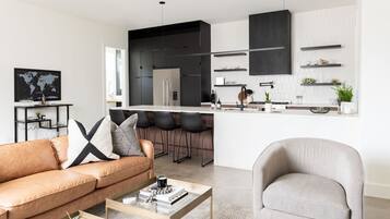 Una televisión, una oficina