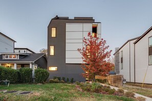 Exterior - Summer rooftop deck, gourmet kitchen, parking near Broadway (Nashville)