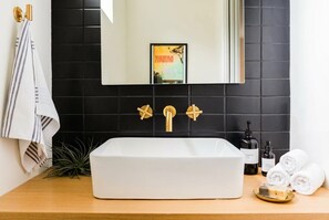 Bathtub, hair dryer, towels, shampoo - Nashville rooftop fire pit home, sleeps 10 across 3 bedrooms (Nashville)