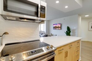 Fridge, microwave, oven, stovetop - Comfortable Apt – Steps from Pentagon City & Metro (Arlington)