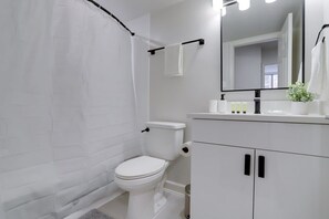 Ducha, secador de pelo y toallas