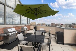 Outdoor dining - Comfortable Apt – Steps from Pentagon City & Metro (Arlington)