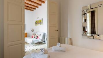 3 slaapkamers, een strijkplank/strijkijzer, gratis wifi, beddengoed