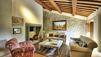 Una televisión, una chimenea, un reproductor estéreo