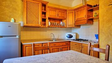 Kühlschrank, Mikrowelle, Geschirrspüler