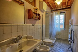 Shower - Vescovo - Gualdo ,Tuscany (Massarosa)