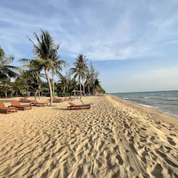 Praia particular, espreguiçadeiras, guarda-sóis, massagens na praia