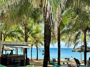 A beachside café with a sign reading "M Villas PHU Quang" and a view of the ocean. - Beach villa 3BR private swimming pool (Phu Quoc)