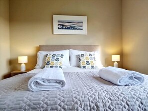 Fer et planche à repasser, lit parapluie, Wi-Fi gratuit, draps fournis