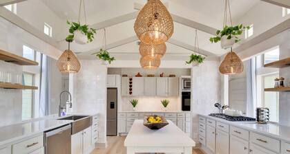 7 BR Gated Compound | Sleep 26 | Pool | Pickleball Court